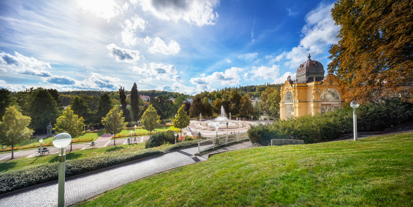Kurpark mit der Singenden Fontäne an einem Sommertag