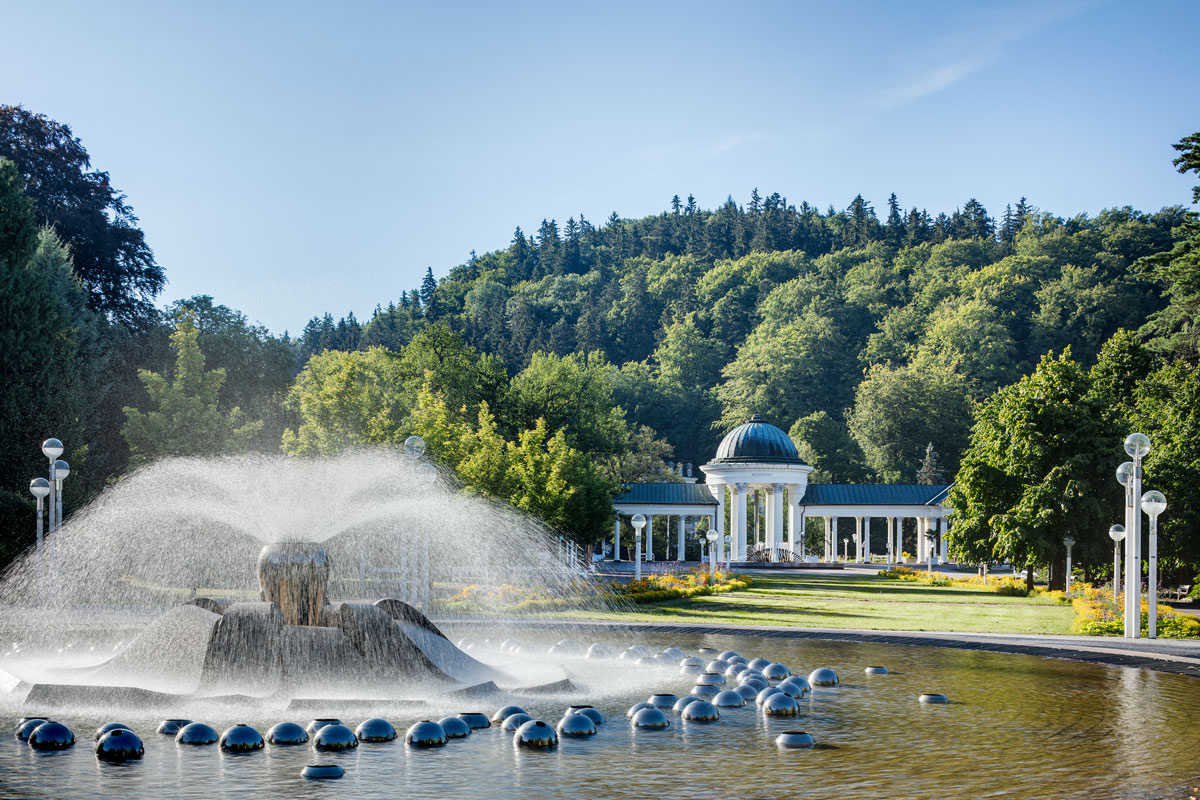 Zpívající fontána a pavilon Křížového pramene v Mariánských Lázních