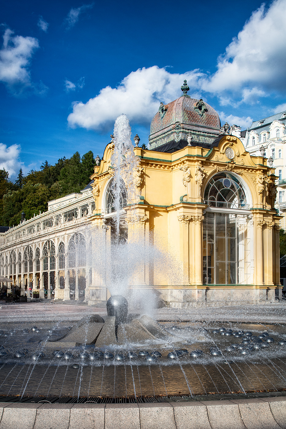 Die Hauptkolonnade von Marienbad mit der Singenden Fontäne