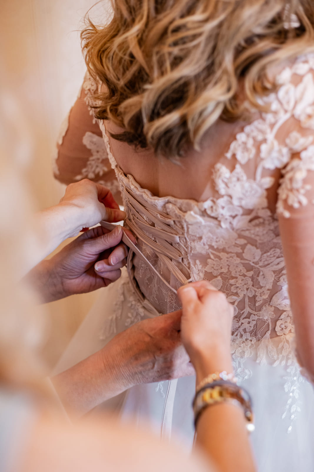 Das Schnüren des Korsetts am Brautkleid