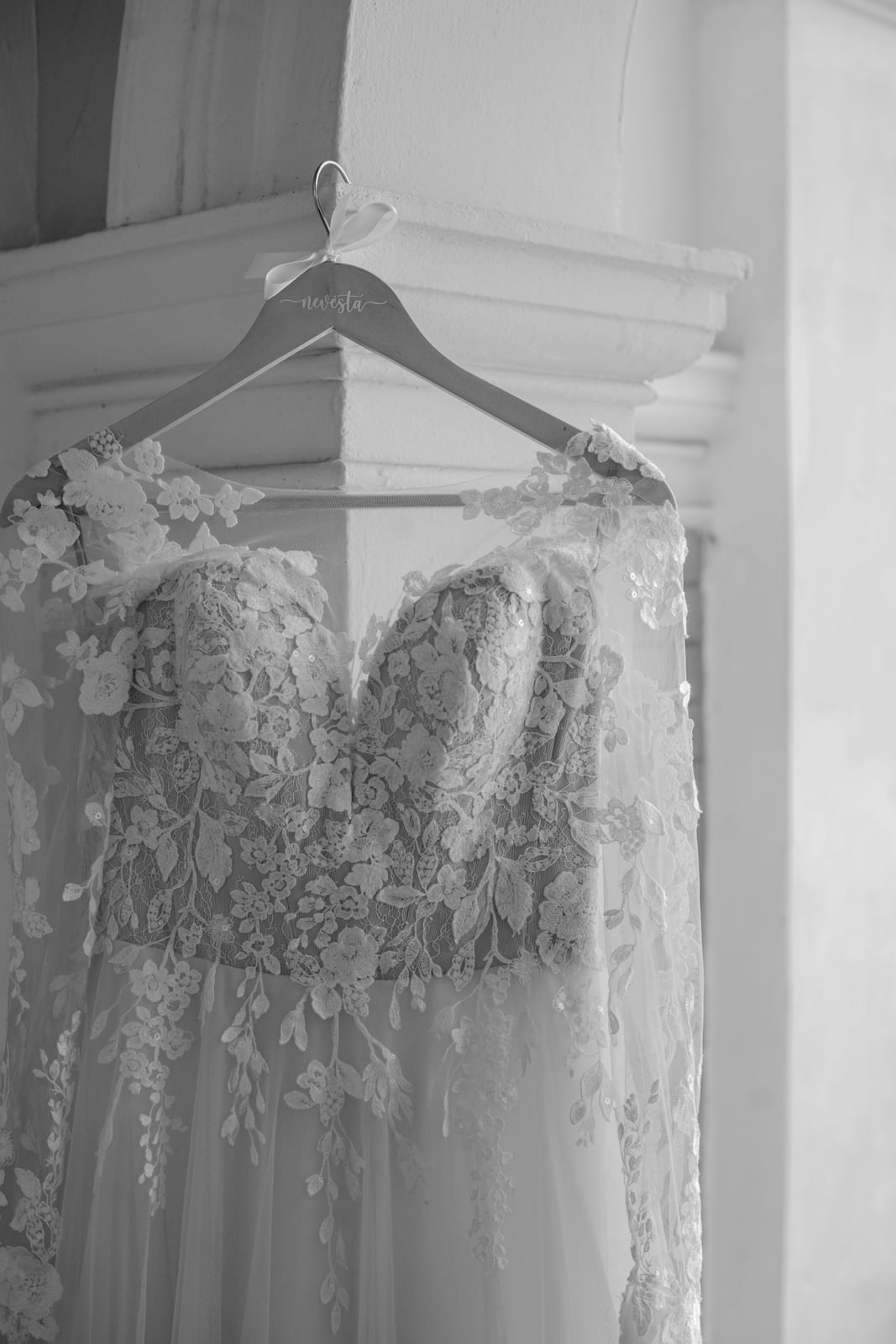 Detail des Spitzenoberteils des Brautkleids
