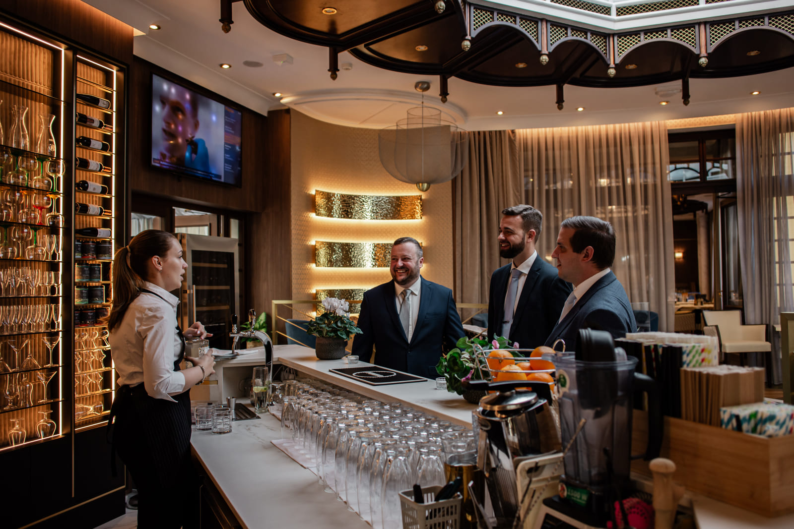 Hochzeitsgäste an der Hotelbar